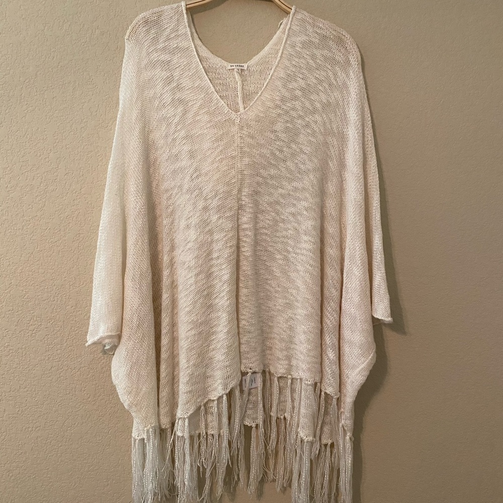En Creme Boutique Ivory Tassel Poncho • Medium